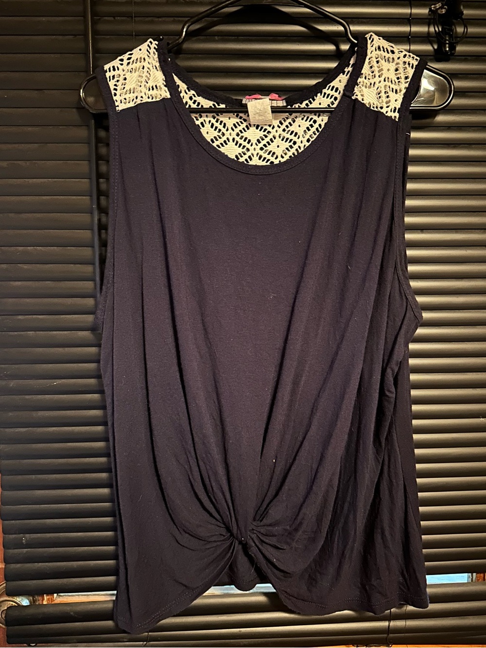 Discreet knot tank